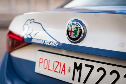 Volanti della Polizia in soccorso a signora anziana in difficoltà in piena notte nelle vie della città.