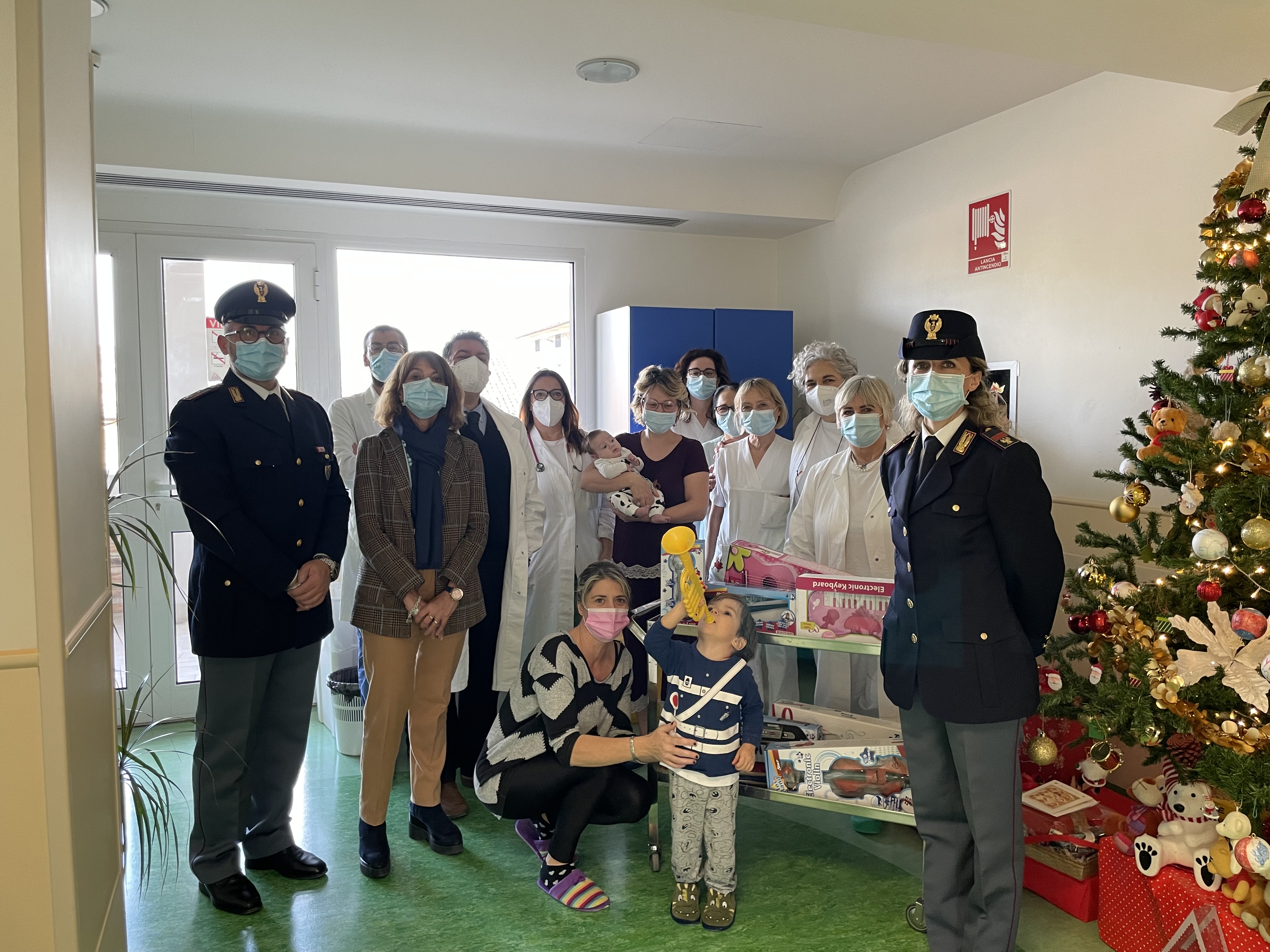 Fermo: la Polizia di Stato porta i doni ai bimbi ricoverati nel reparto di pediatria per Natale