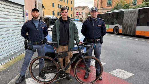 Polizia di Stato: giungono a bordo di due bici rubate e forzano la finestra di un locale in centro storico. Arrestati.