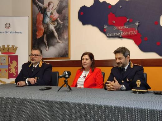 Caltanissetta, il Questore stamattina ha presentato alla stampa il nuovo dirigente della Squadra Mobile, Vice Questore della Polizia di Stato dr Rosario Scalisi.