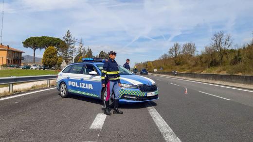 La Polizia di Stato denuncia un uomo per il reato di false dichiarazioni a Pubblico Ufficiale sulla propria identità. Sanzionato anche per possesso di sostanza di stupefacente.