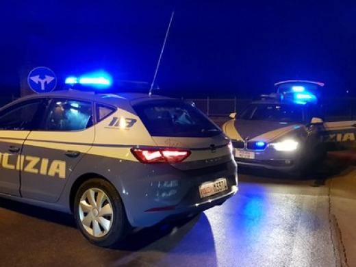 Torino: aggredisce gli agenti dopo aver imbrattato una vetrina, arrestato dalla Polizia di Stato