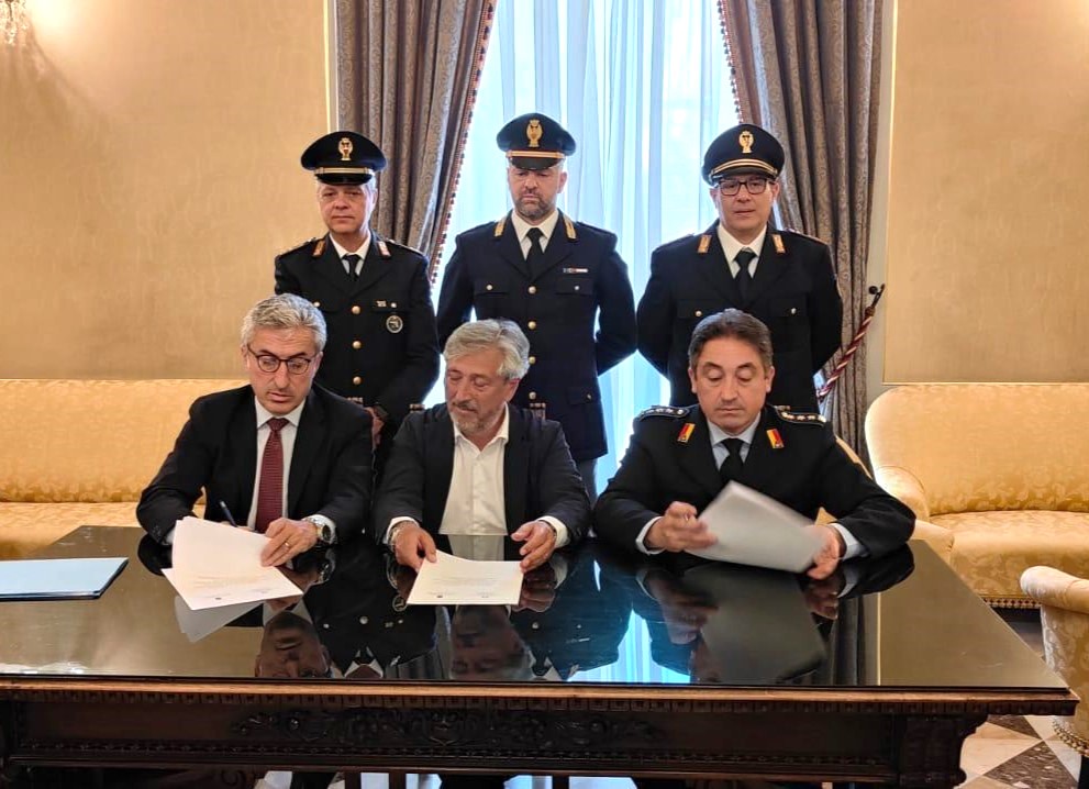 Caltanissetta, sottoscritto protocollo d’intesa tra Polizia di Stato e il Comune di Caltanissetta per la prevenzione e il contrasto dei crimini informatici.