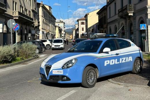 La Polizia di Stato di Lucca ha arrestato un cittadino italiano di 47 anni per tentato furto in abitazione.