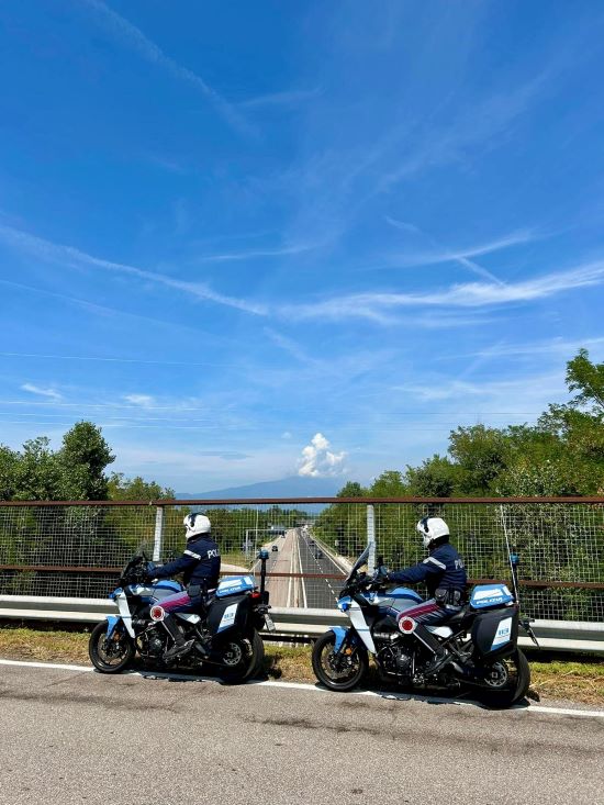 Bilancio della Specialità della Polizia di Stato durante il weekend di Halloween: 14 patenti ritirate e un giovane arrestato per spaccio