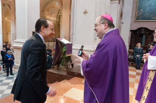 Il Questore di Reggio Emilia dona al Vescovo Morandi l'Olio di Capaci