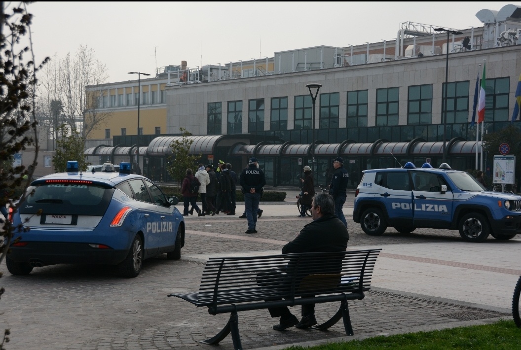 Servizi di prevenzione della Polizia di Stato: decine di persone identificate e cinque giovani denunciati in poche ore in Piazzale XXV aprile