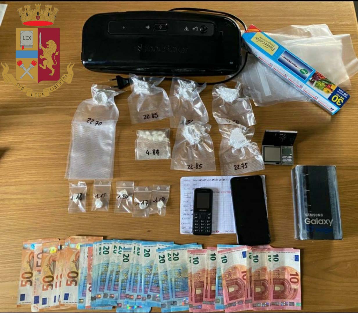 Milano, contrasto alla droga: la Polizia di Stato arresta 4 persone, sequestra circa 400 grammi di droga e quasi 28mila euro provento di spaccio