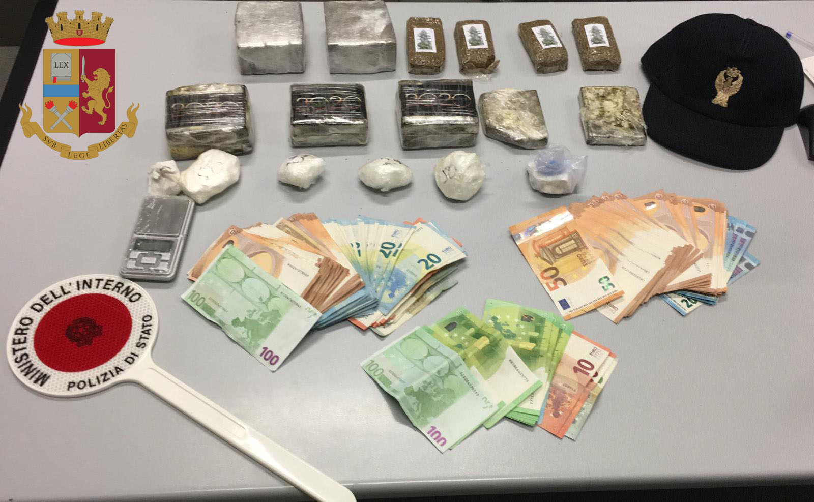 La Polizia di Stato arresta due spacciatori e sequestra oltre 3 kg di droga nella zona di competenza del Commissariato Scalo Romana