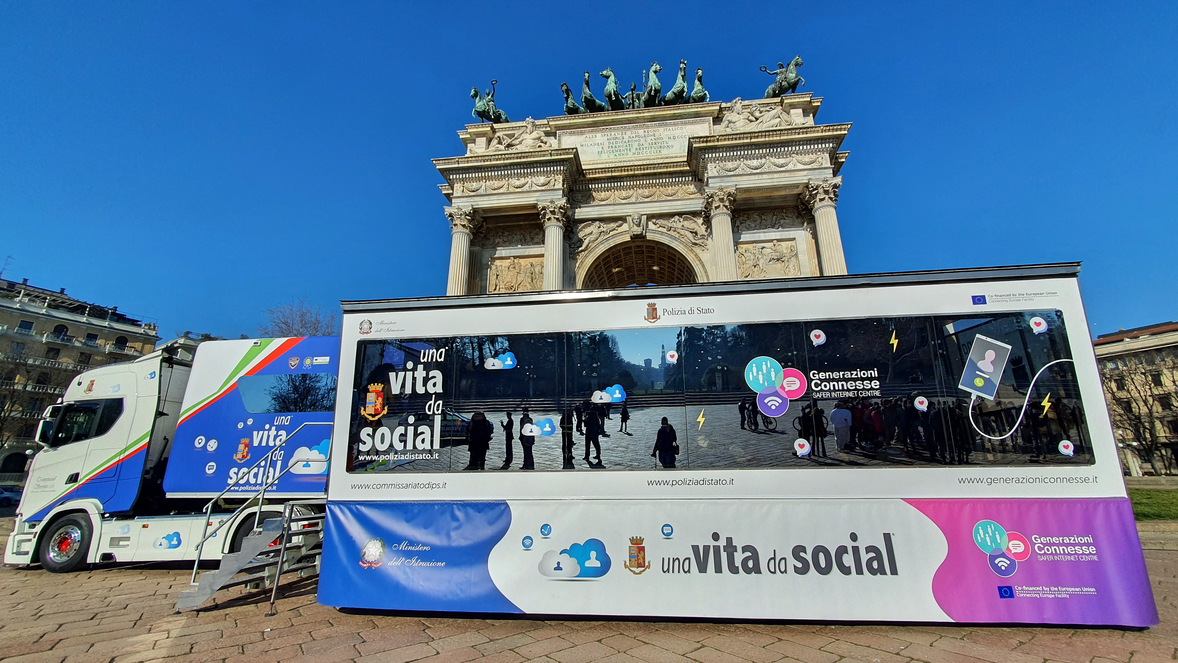 Milano, una Vita da Social con la Polizia Postale