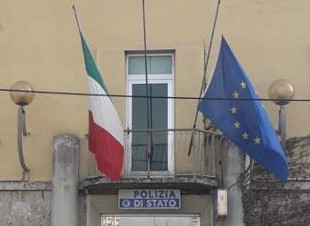 Torino: Scippa il cellulare a una donna e continua la chiamata
