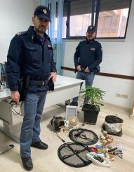 Martina Franca, sorpreso nel garage di casa con una serra per la coltivazione della marijuana: 38enne arrestato dalla Polizia di Stato