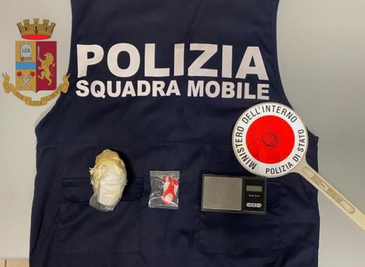 Questura di Cremona: arrestata una donna 40enne per il reato di spaccio di sostanze stupefacenti.