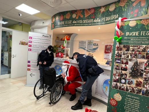 "Babbo Natale" della Polizia di Stato in visita presso il reparto di pediatria