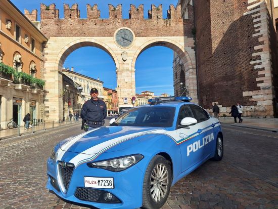 Si avvicina ad un ragazzo con una scusa e gli ruba il portafoglio: trentaquatrenne arrestato dalla Polizia di Stato