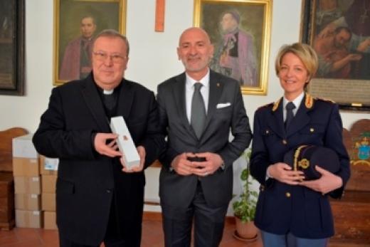 Il Questore della Provincia di Teramo Dr. Lucio Pennella dona a S.E.R. Monsignor Lorenzo LEUZZI l’olio del Giardino della Memoria di Capaci