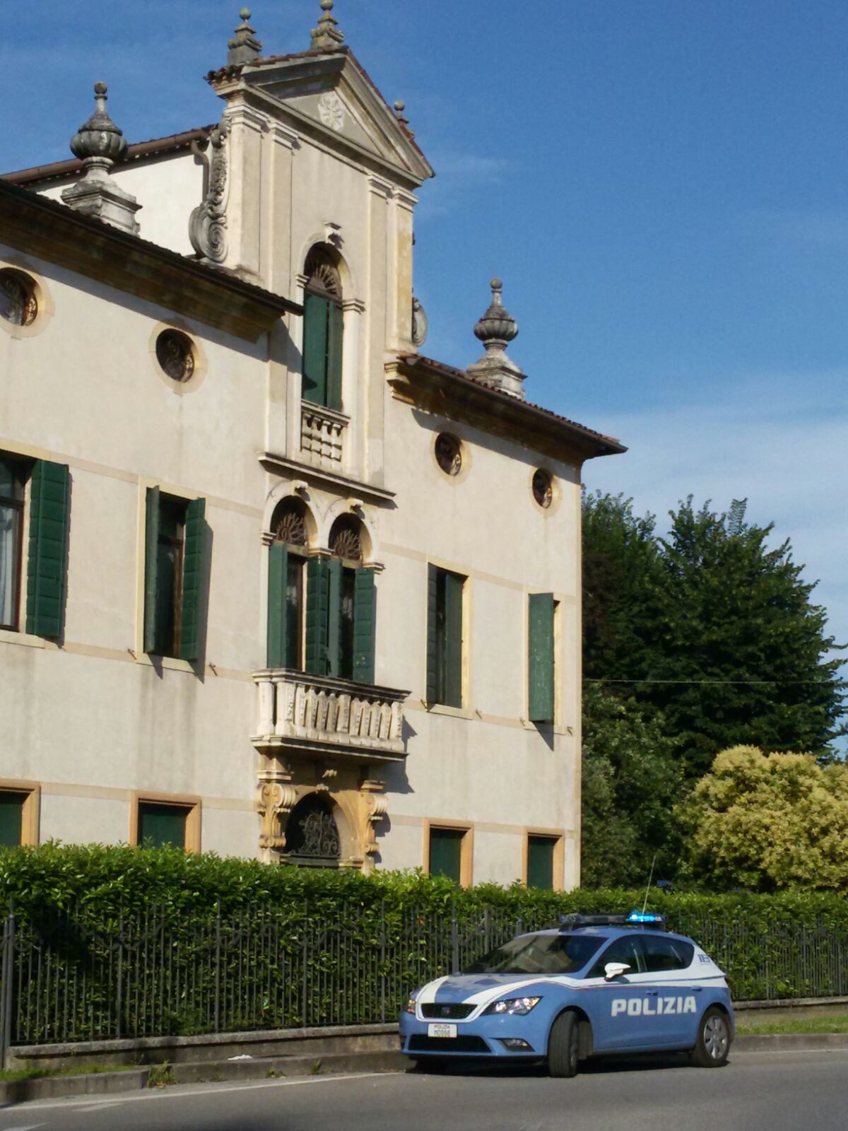 Volante della Polizia di fronte a Villa Todeschini