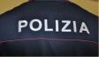 La scritta Polizia sul retro della maglia