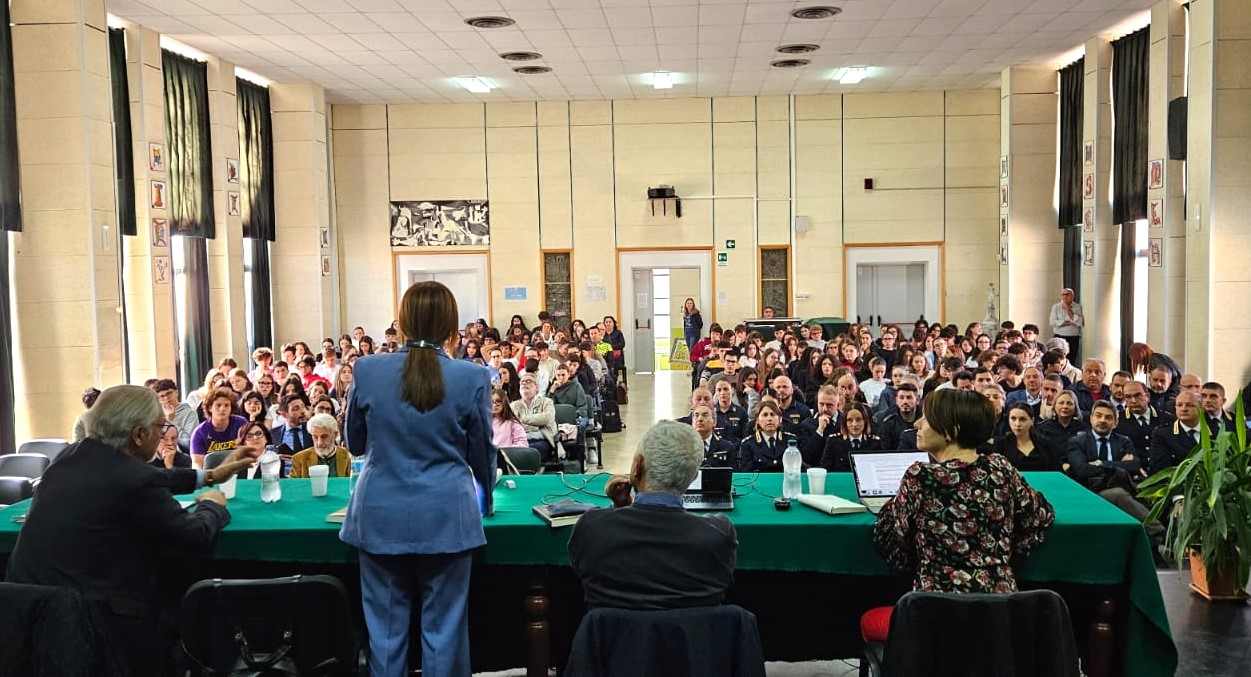 Caltanissetta, convegno della Polizia di Stato al Liceo Ruggero Settimo: "Commissari. Il Funzionario della Polizia di Stato: dalle indagini di polizia giudiziaria alla polizia di prossimità".