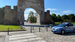 Rubano merce al supermercato, due arresti per la polizia