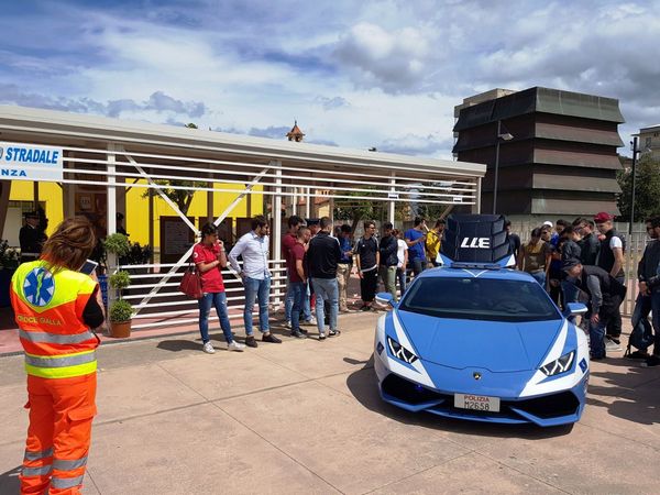 A Cosenza Pullman Azzurro e Lamborghini Huracán della Polizia di Stato.