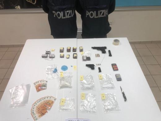 Ritrovate cocaina, hashish e due pistole: tre arresti della Polizia di Stato