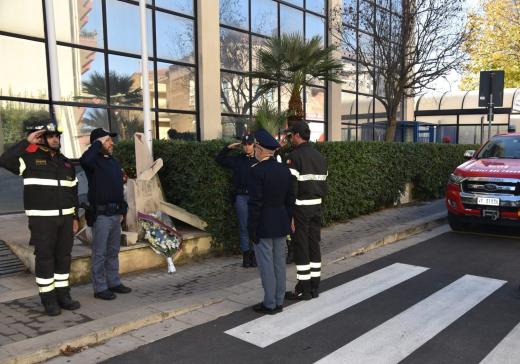 L’OMAGGIO DEI VIGILI DEL FUOCO DI RAGUSA AL POLIZIOTTO DECEDUTO A ROMA