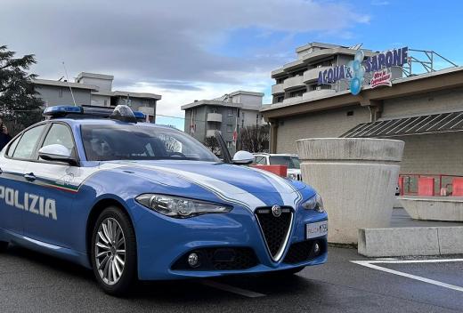 Como, stava svaligiando un supermercato, sorpreso e arrestato dalla Polizia di Stato.