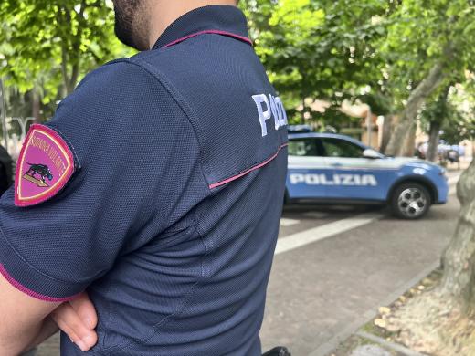 FERMATO DALLE VOLANTI PER UN CONTROLLO, TENTA DI DISFARSI DELLA DROGA, ARRESTATO.