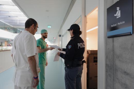 Ruba il ricettario del medico durante la visita al pronto soccorso