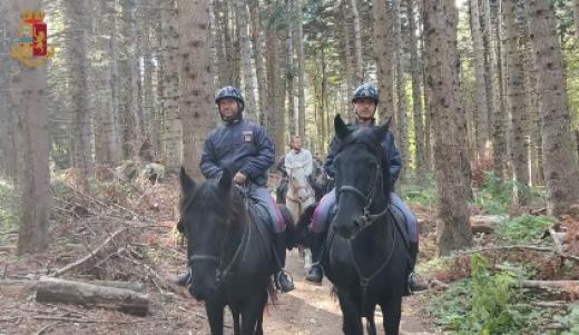 Valle Castellana (TE) - 13 ottobre 2024  -  Impiego pattuglia ippomontata della Polizia di Stato in servizio di rappresentanza - Iniziativa sportiva e sociale “Trekking a cavallo”.