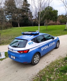 Tenta di disfarsi delle sostanze stupefacenti mentre fugge dai poliziotti, un arresto.