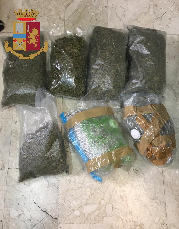 La Polizia di Stato sequestra tre chili di marijuana.