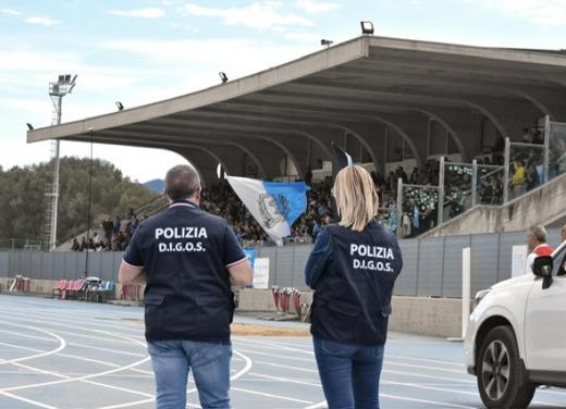 La Polizia di Stato di Isernia denuncia gli ultras dell' "Isernia S. Leucio" e del "Calcio Termoli 1920" per accensioni pericolose.