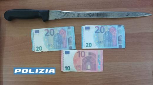 Tenta di ferire poliziotti con un coltello, arrestato a San Nicola la Strada.