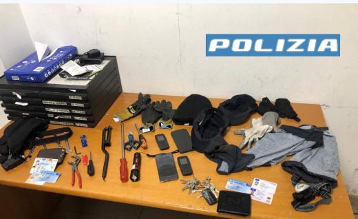 La Polizia di Stato arresta tre cittadini rumeni colti in flagranza mentre tentavano di rubare all'interno del magazzino di una nota marca di abbigliamento