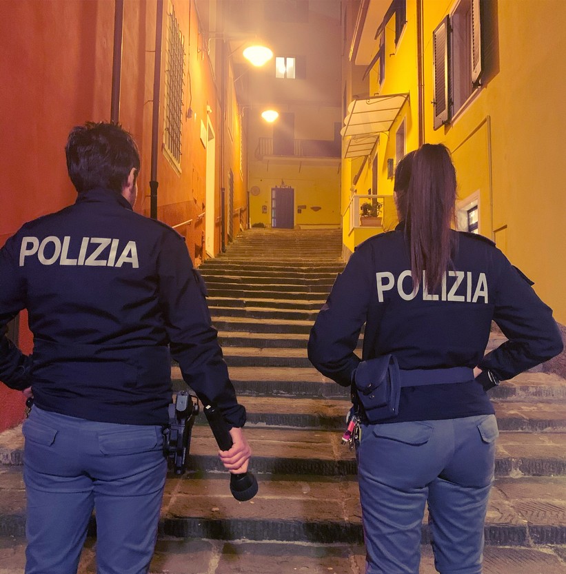 Massa – La Polizia di Stato identifica gli autori dei vandalismi commessi lo scorso dicembre ai danni dei negozi della Galleria Sanzio.