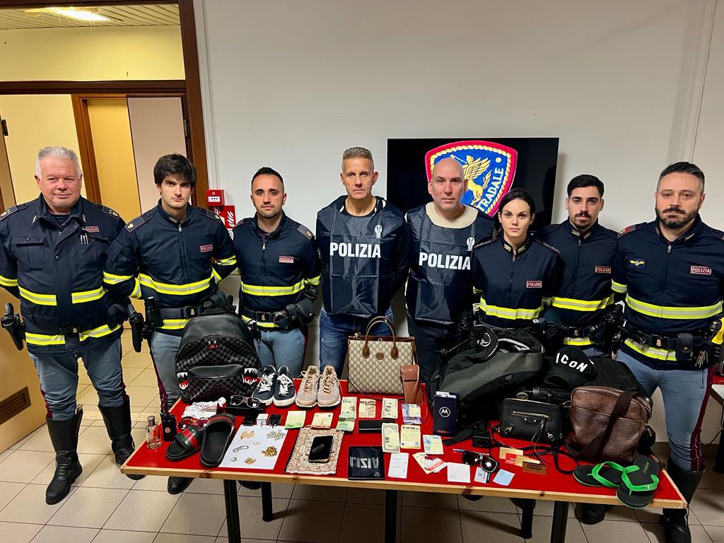 POLIZIA DI STATO DI AREZZO Rubano i bagagli ai viaggiatori presso