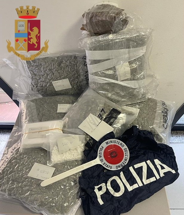 Milano, contrasto al traffico e allo spaccio di stupefacenti nel periodo delle festività natalizie: la Polizia di Stato sequestra 60 kg di droga e arresta quattro spacciatori