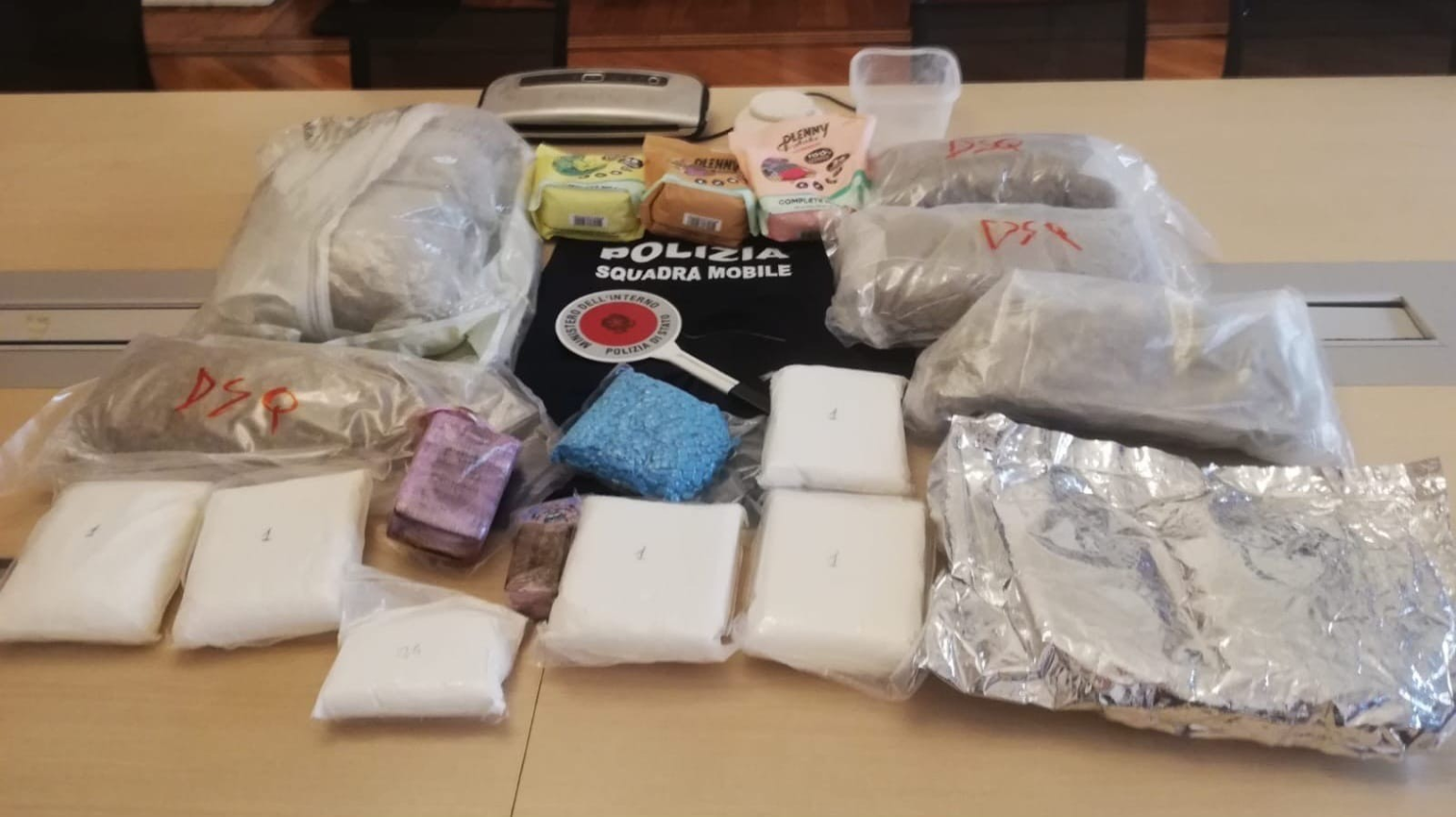 QUESTURA DI PADOVA - ARRESTO PER DETENZIONE DI DROGA A CADONEGHE: LA POLIZIA DI STATO DI PADOVA SEQUESTRA 17 CHILI E MEZZO DI KETAMINA, MARIJUANA, HASHISH ED ECSTASY