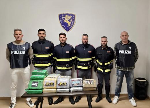 POLIZIA DI STATO DI AREZZO 
Un trafficante di droga arrestato dalla Polstrada in A1: trasportava 46 kg di cocaina.