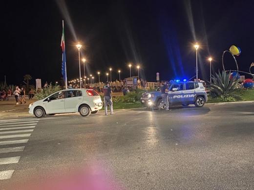 Massa - La Polizia di Stato interviene a Marina di Massa per due turisti ubriachi e molesti che minacciano i camerieri di un bar: denunciati.