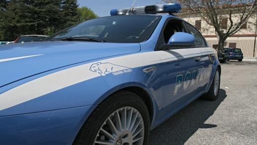 Sanremo, brasiliana di 51 anni prende a calci e insulta i poliziotti: arrestata dalla volante