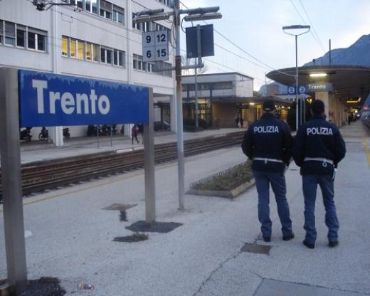 In stazione a Trento usa l’abbonamento di altri ed aggredisce il capotreno che lo smaschera: denunciato dalla Polizia di Stato