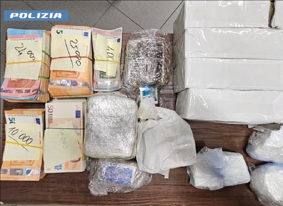 Milano, oltre 4 chili di droga e 79mila euro in casa: 2 arresti della Polizia di Stato