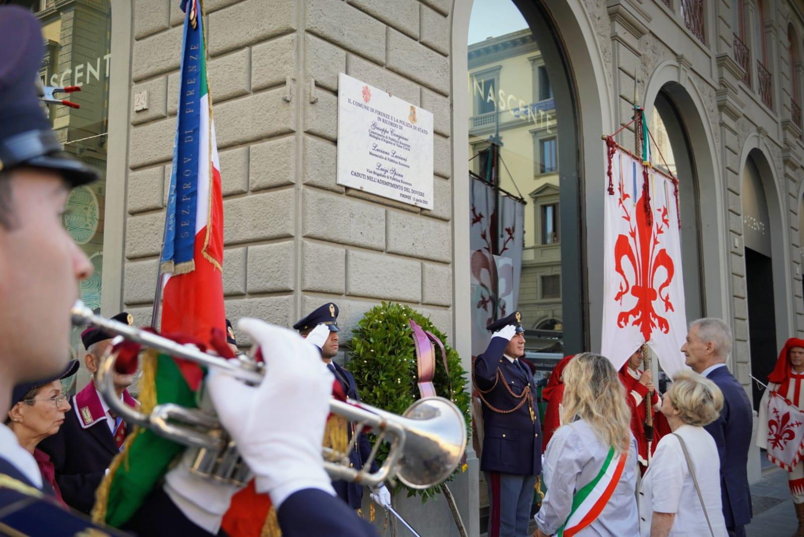 104 anni fa, in piazza della Repubblica, veniva assassinato il Commissario Giuseppe Cangiano: oggi il Questore Maurizio Auriemma e la Polizia di Stato fiorentina gli rendono omaggio e ne onorano il ricordo anche sotto la targa commemorativa