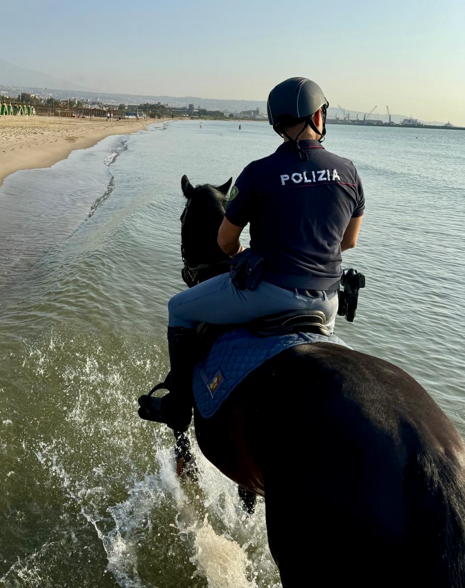 CONTROLLI IN SPIAGGIA E AL BOSCHETTO DELLA PLAYA: AZIONE PREVENTIVA E DI CONTRASTO ALL’ILLEGALITÀ DELLA SQUADRA A CAVALLO DELLA POLIZIA DI STATO