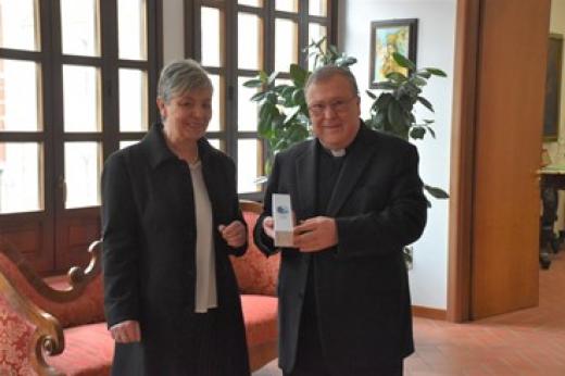 Il Questore della Provincia di Teramo Dr. Carmine Soriente dona a S.E.R. Monsignor Lorenzo LEUZZI l’olio del Giardino della Memoria di Capaci.