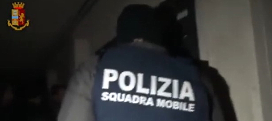 Chiede soldi per evitare divulgazione di foto compromettenti arrestata dalla squadra mobile