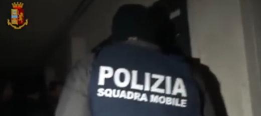 Chiede soldi per evitare divulgazione di foto compromettenti arrestata dalla Squadra Mobile